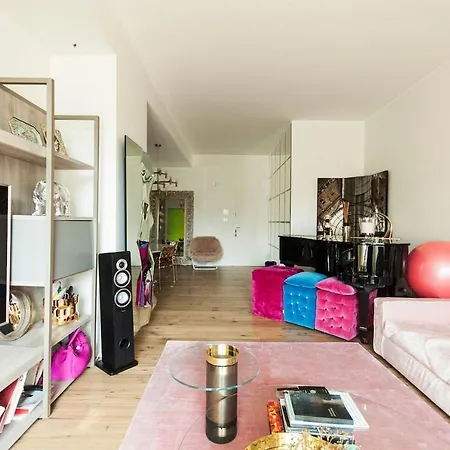 Luxury Designer Space In Shopping District Apartman