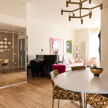 Luxury Designer Space In Shopping District * Milánó