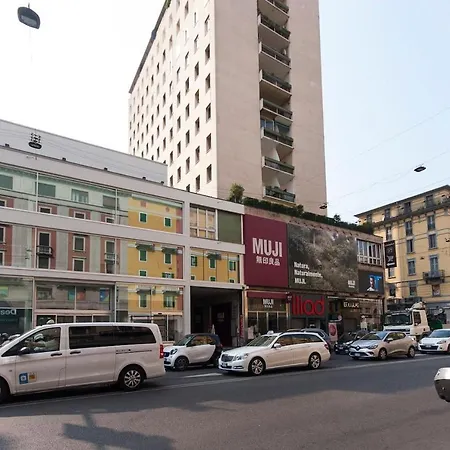Luxury Designer Space In Shopping District Apartman