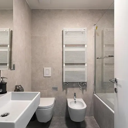Wide And Bright Two Bedroom Apartment- Via Freguglia Appartamento *