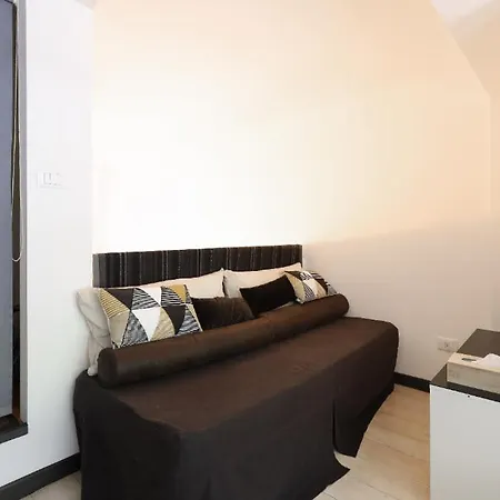 Paki Nel Cuore Dei Navigli Di *