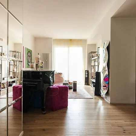 Apartment Luxury Designer Space In Shopping District