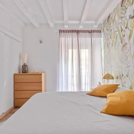 Apt In The Heart Of Fashion Area