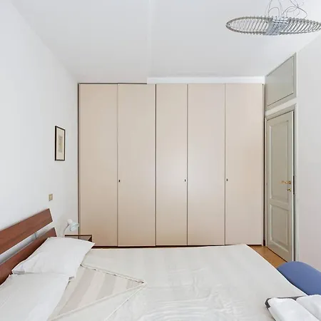 Spacious & Elegant In Corso Como Διαμέρισμα