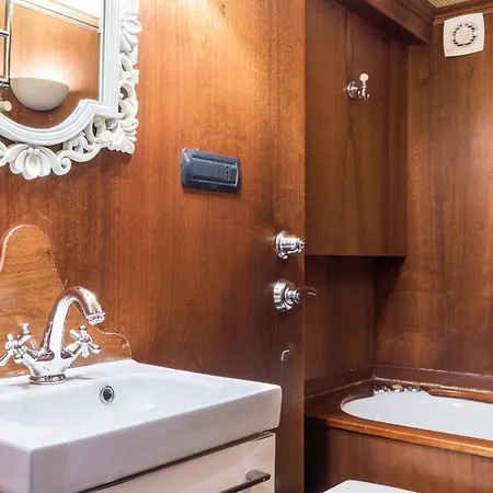 Exclusive 4Bdr Apartment Near Duomo Apartment Milan