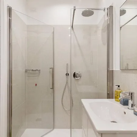 Amazing With Botanic Touch In The Center Apartment