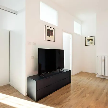 Spacious Flat Close To Fondazione Prada&metro Apartamento