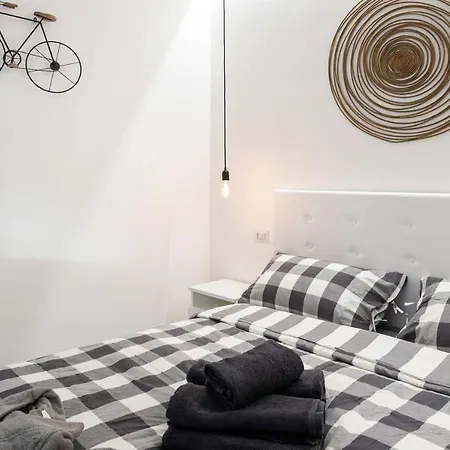 Modern And New Flat In Duomo Area Milánó