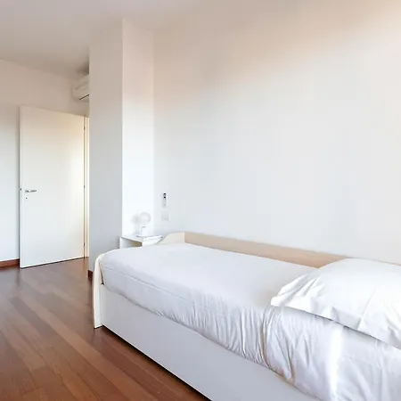 Bocconi Modern Large Appartement Milan