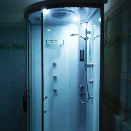 In Private Basement In Shared Penzion Milán