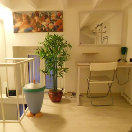 Cozy Private Mezzanine In Shared Guest house
