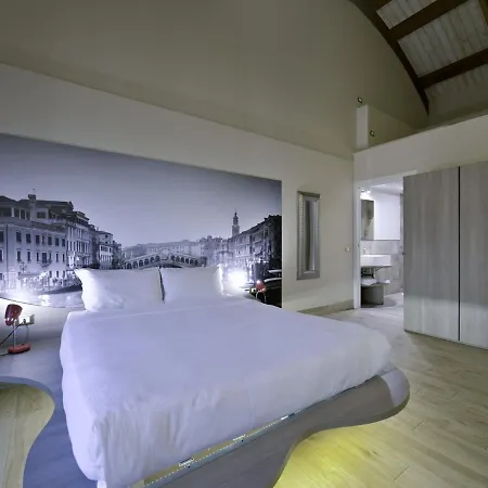 Hotel Seven