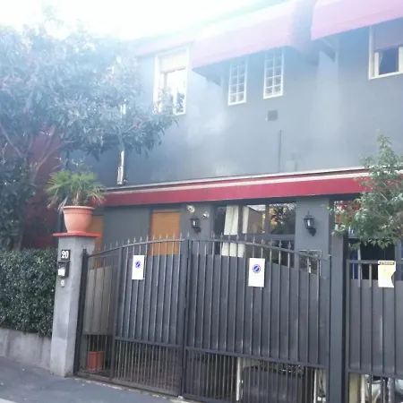 Alojamento de Acomodação e Pequeno-almoço Al 20 Fiera - Certosa - San Siro 4*