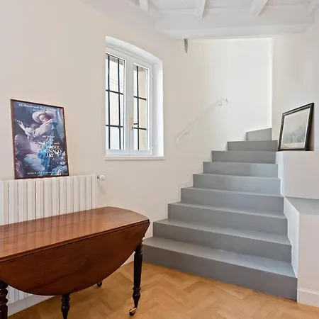 Elegant And Spacious Flat In Navigli