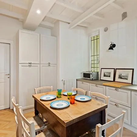 Elegant And Spacious Flat In Navigli Milano