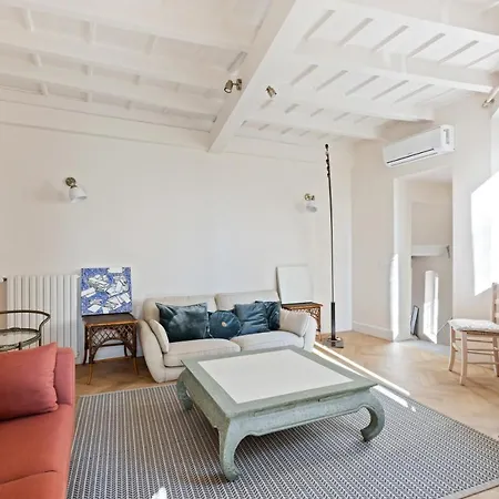 Elegant And Spacious Flat In Navigli Milan
