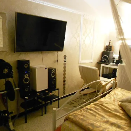 In Private Basement In Shared Mailand