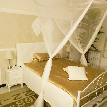 In Private Basement In Shared Penzion *