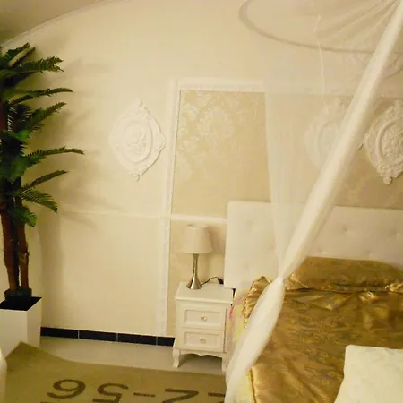 In Private Basement In Shared Penzion Milán