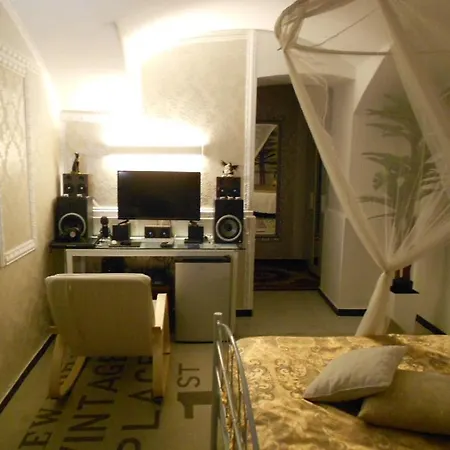 In Private Basement In Shared Penzion *