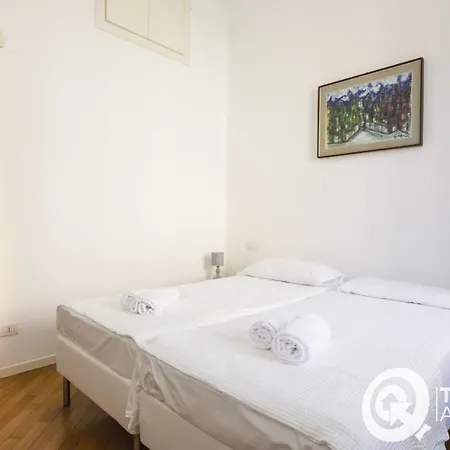 White Romana Apartment Milan