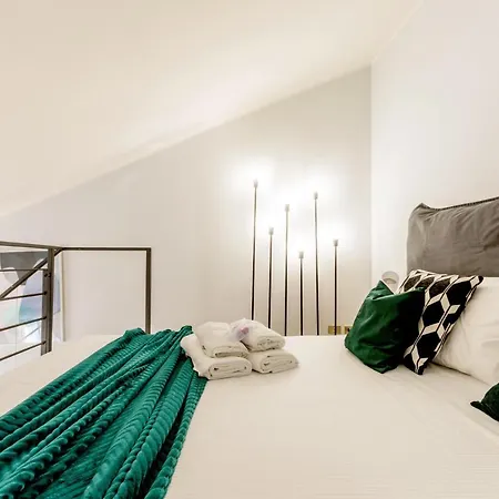 Modern Simplicity In Centre Милан