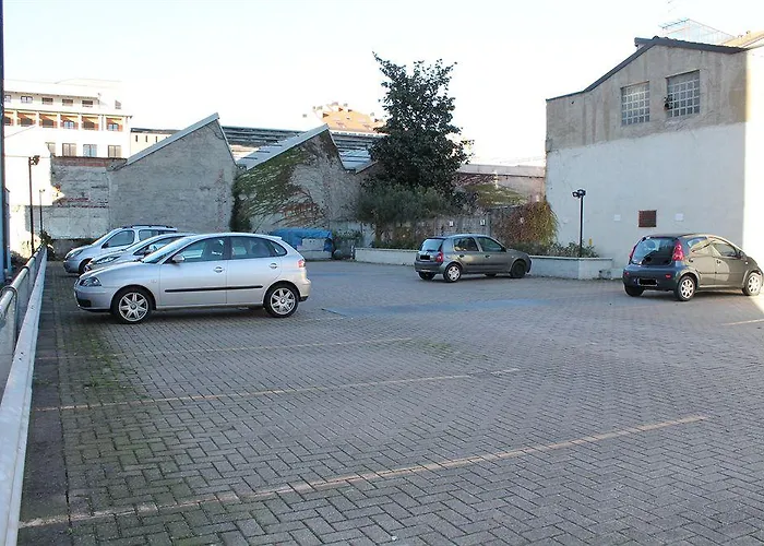 Ginosi Arizona Hotel