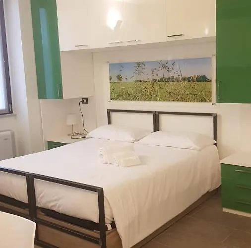 Versoverde Alzaia Naviglio Grande ميلان