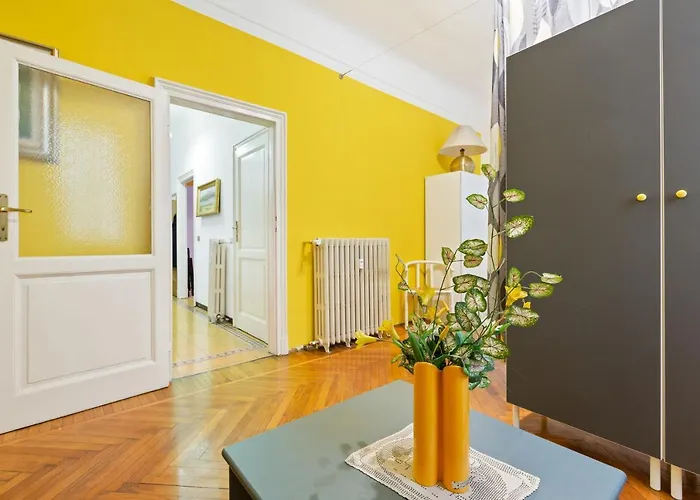 Guesthost - Loreto Courtyard * Milan