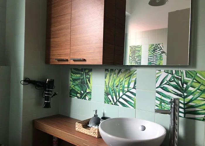 Charming Elise- Close To Station