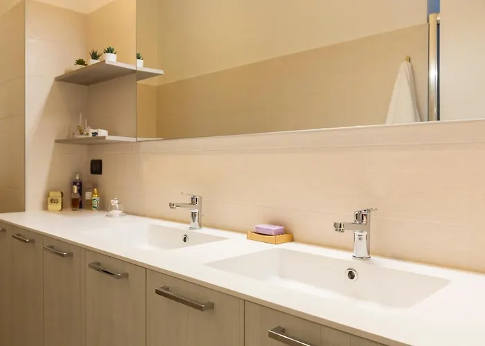 Yellow Line Apartment *