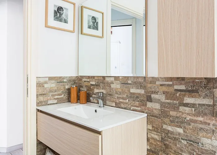 Spacious Retreat Steps From Lambrate Metro- Via Pacini *