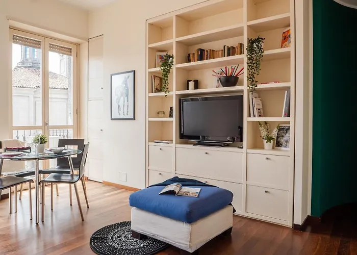 The Rent - Bright Two-bedroom In De Amicis דירה מילאנו