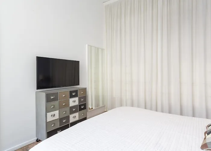 Апартаменты Easytopstay - Tricolore Modern And Cozy