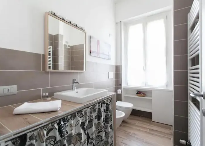 Guesthost - Piazzale Susa Bright Flat Con Veranda ミラノ