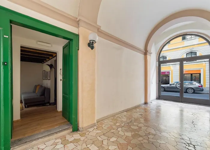 Guesthost - Porta Venezia Modern Loft - The Door *