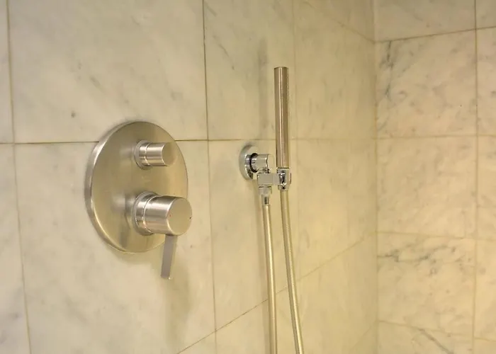 Youhosty - Del Lauro 6 *