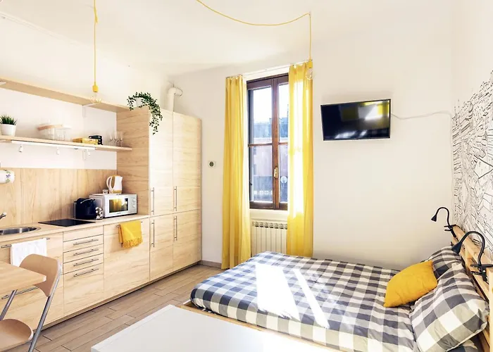 A Yellow Touch - Modern In Isola