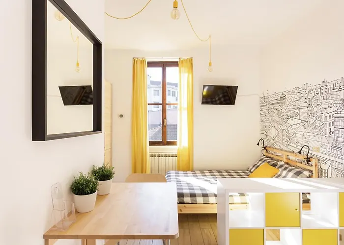 A Yellow Touch - Modern In Isola