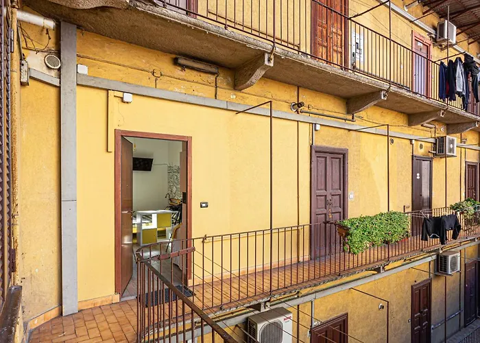 A Yellow Touch - Modern In Isola