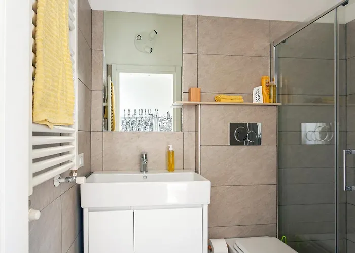 A Yellow Touch - Modern In Isola * Milán