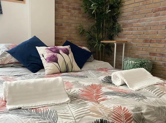 Charming Elise- Close To Station *