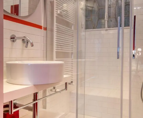 Guesthost - Dimora Claudia Luxury Affittacamere 3*