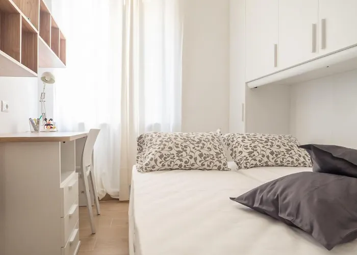 The Rent - Beautiful Two-bedroom Close To Cinque Giornate Square Apartment *