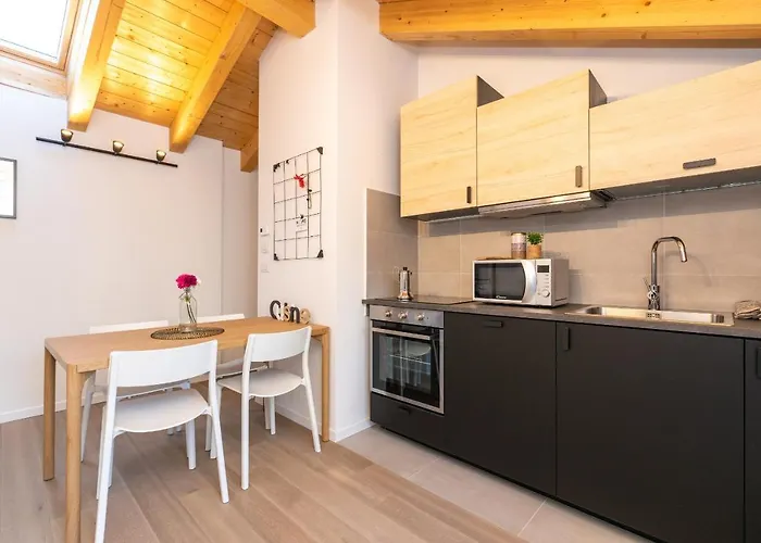 Joivy Solari Tolstoj アパート