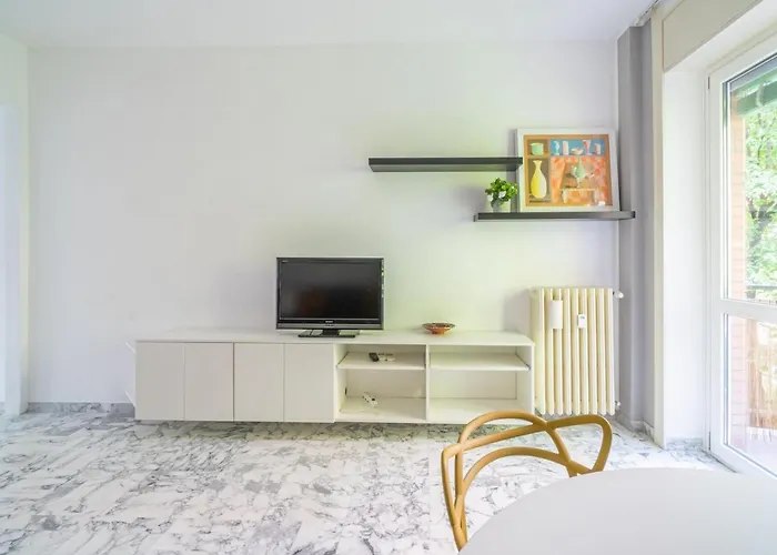 Cozy One-bedroom With 2 Balconies In Sempione District Apartament *