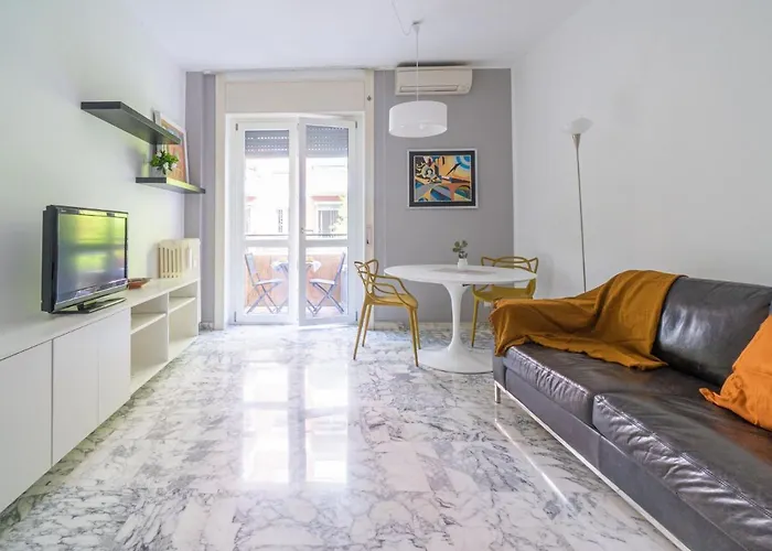Cozy One-bedroom With 2 Balconies In Sempione District *
