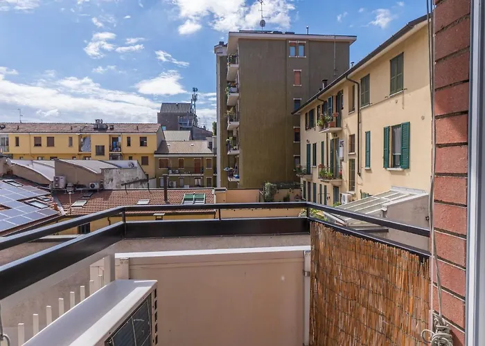 Cozy One-bedroom With 2 Balconies In Sempione District Mediolan