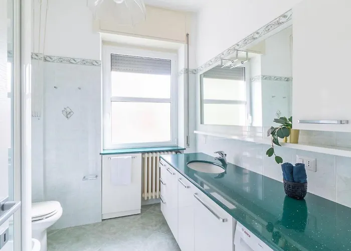 Lejlighed Cozy One-bedroom With 2 Balconies In Sempione District *