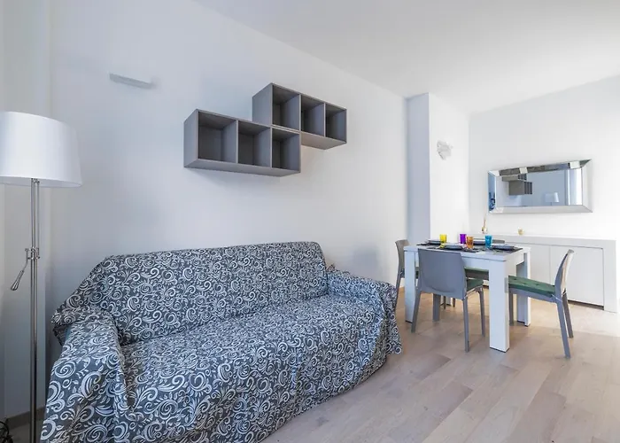 Guesthost - Cosy With Balcony!